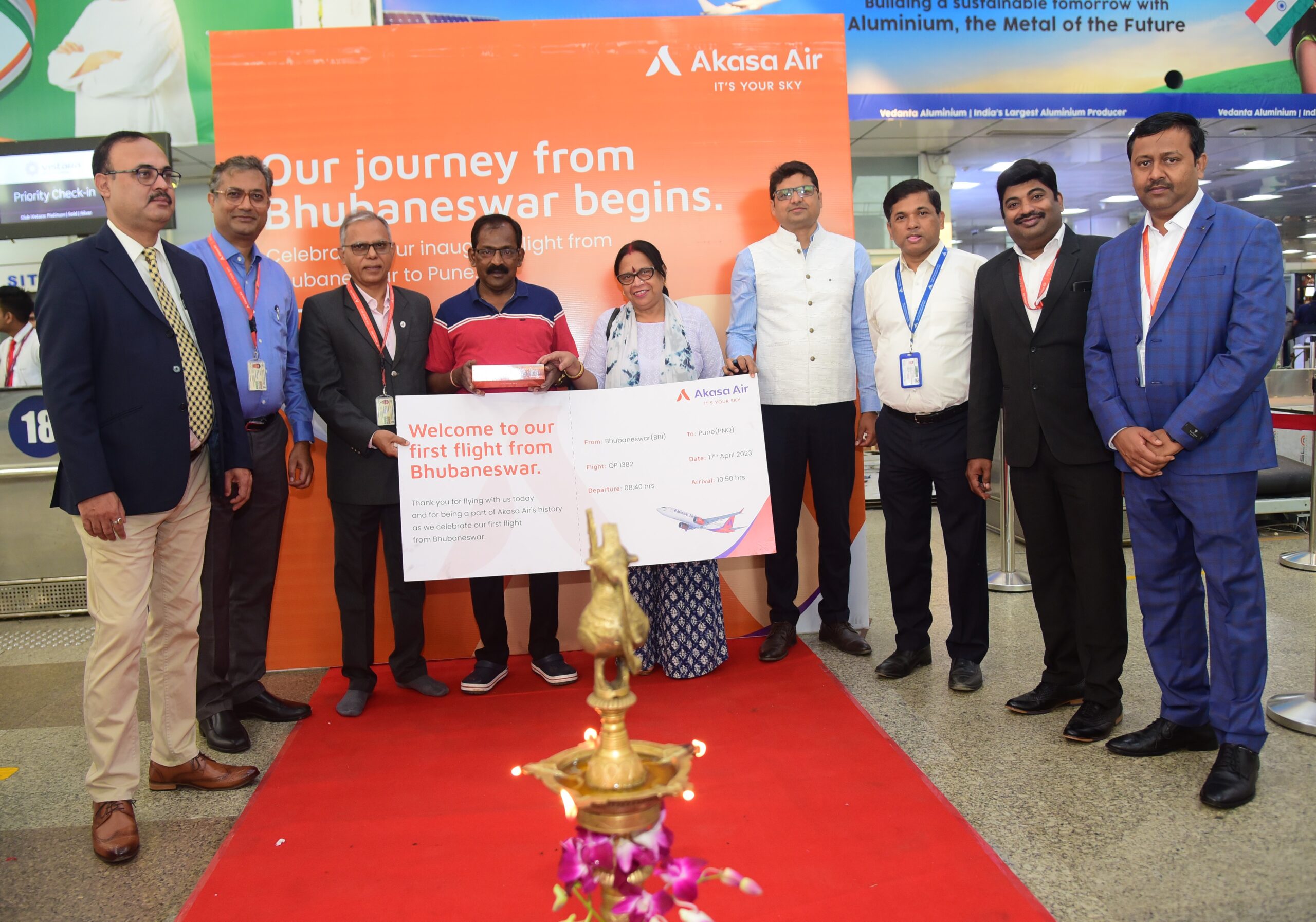 Akasa Air’s team presenting the inaugural boarding pass to the first passenger during the launch of Akasa Air’s maiden flight from Bhubaneswar on April 17, 2023