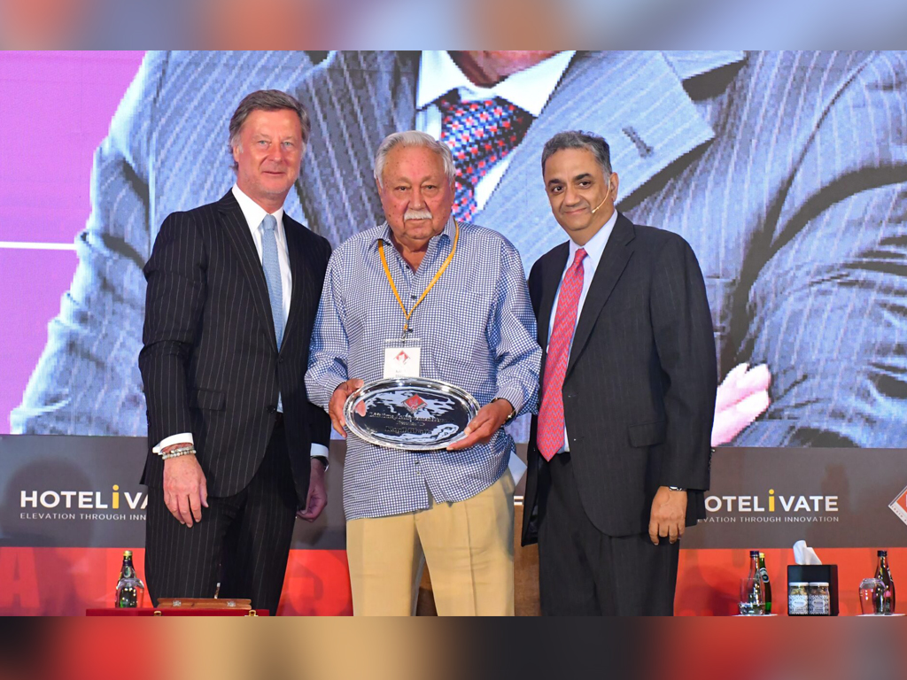 Mr-Kapil-Bhatia-Receiveing-the-Lifetime-Achievement-Award-at-HICSA-2024