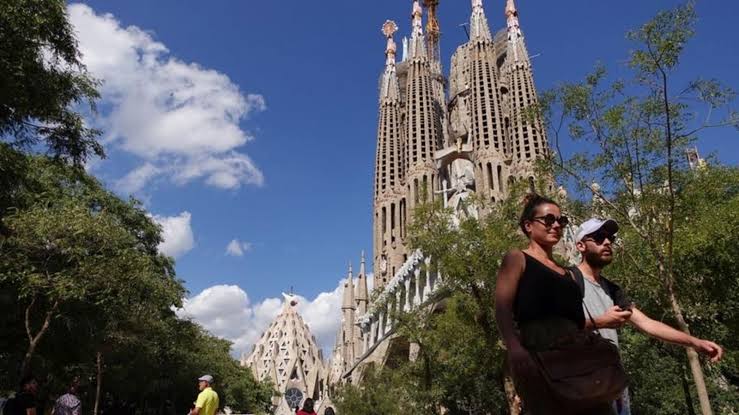 Barcelona bans short-term rentals: tourists look elsewhere