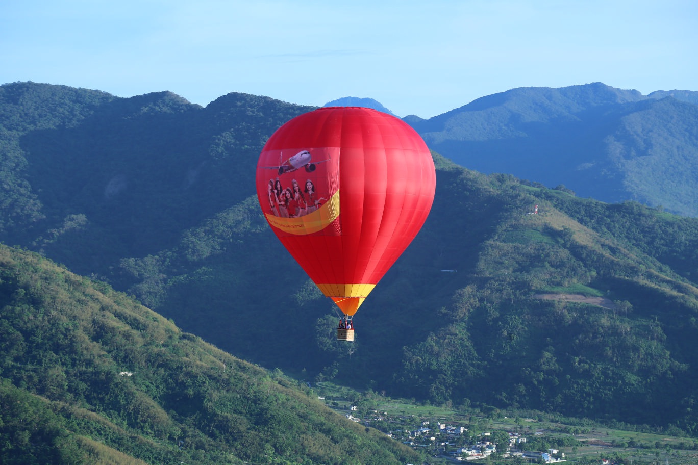 Vietjet offers free hot air balloon rides at Tamil Nadu Festival